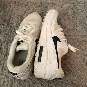 White Nike Air Max 90